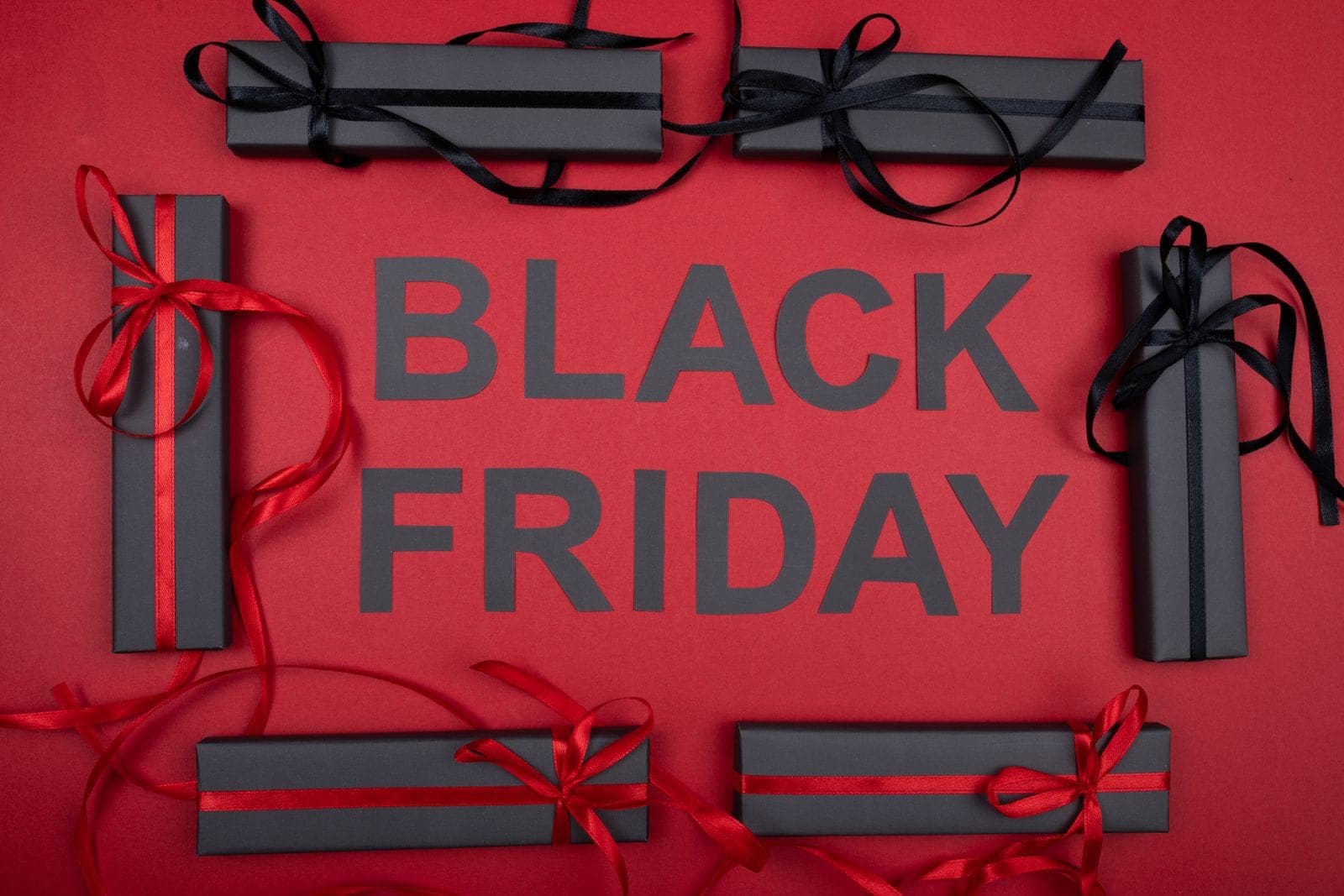 Letras de Black Friday sobre fundo vermelho com caixas de presente